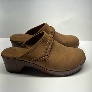 Boc woman’s journi clogs shoes size 9 M color brown